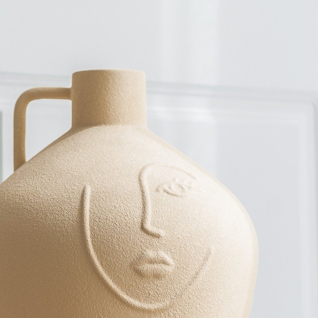 Vase amphore beige minimaliste avec visage sculpté