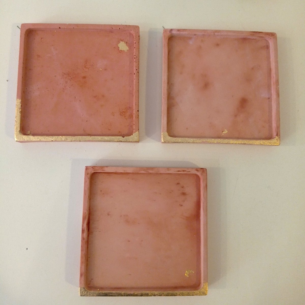 "3 Petits vide-poches en béton terracotta et or"