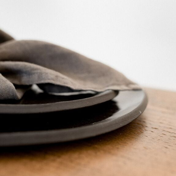 Assiettes artisanales en terre brute noire "Raw Black"