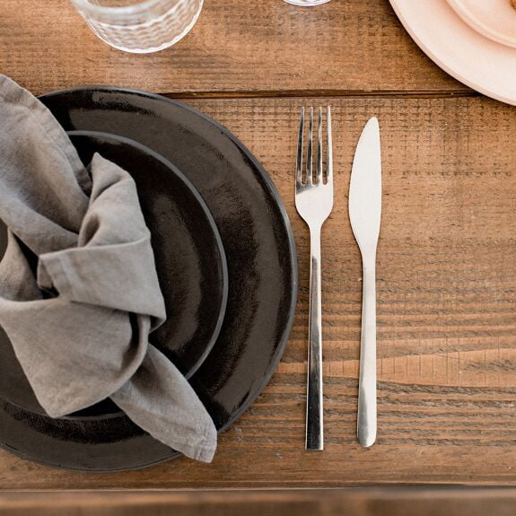 Assiettes artisanales en terre brute noire "Raw Black"