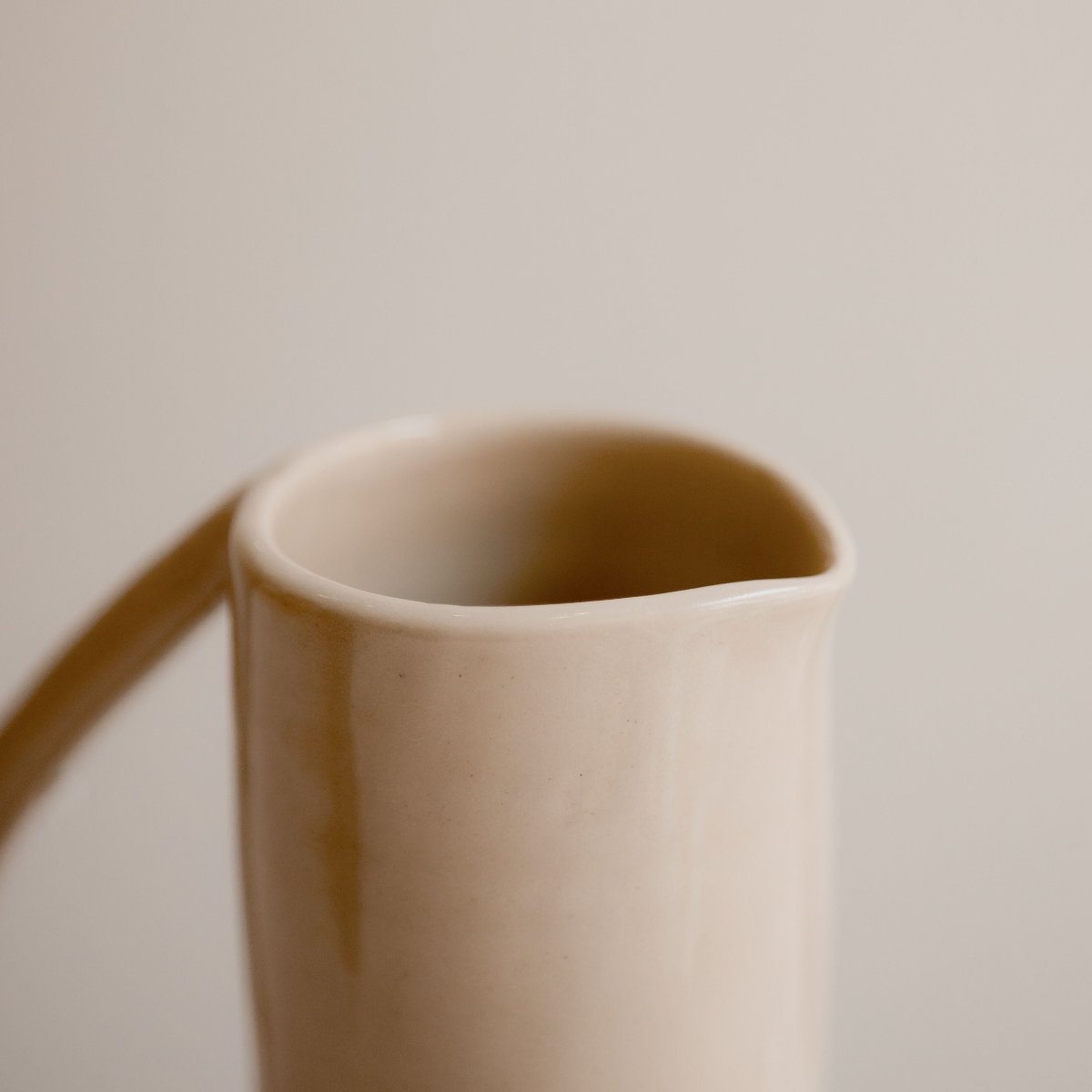 "Gros plan sur le haut de la Carafe en céramique "Half Circle" beige"