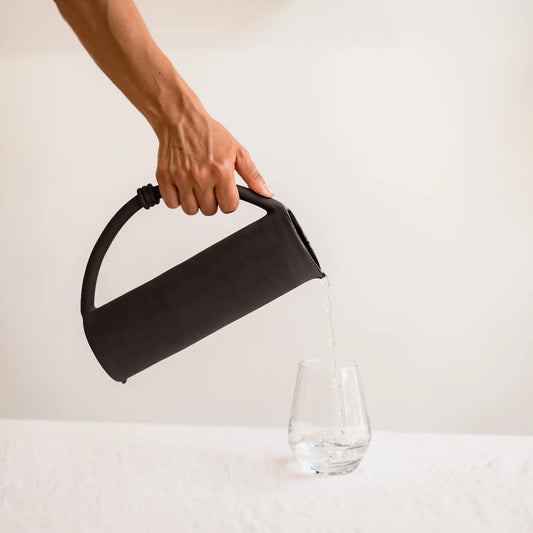 "Carafe en céramique faite main "Half Circle" noire"