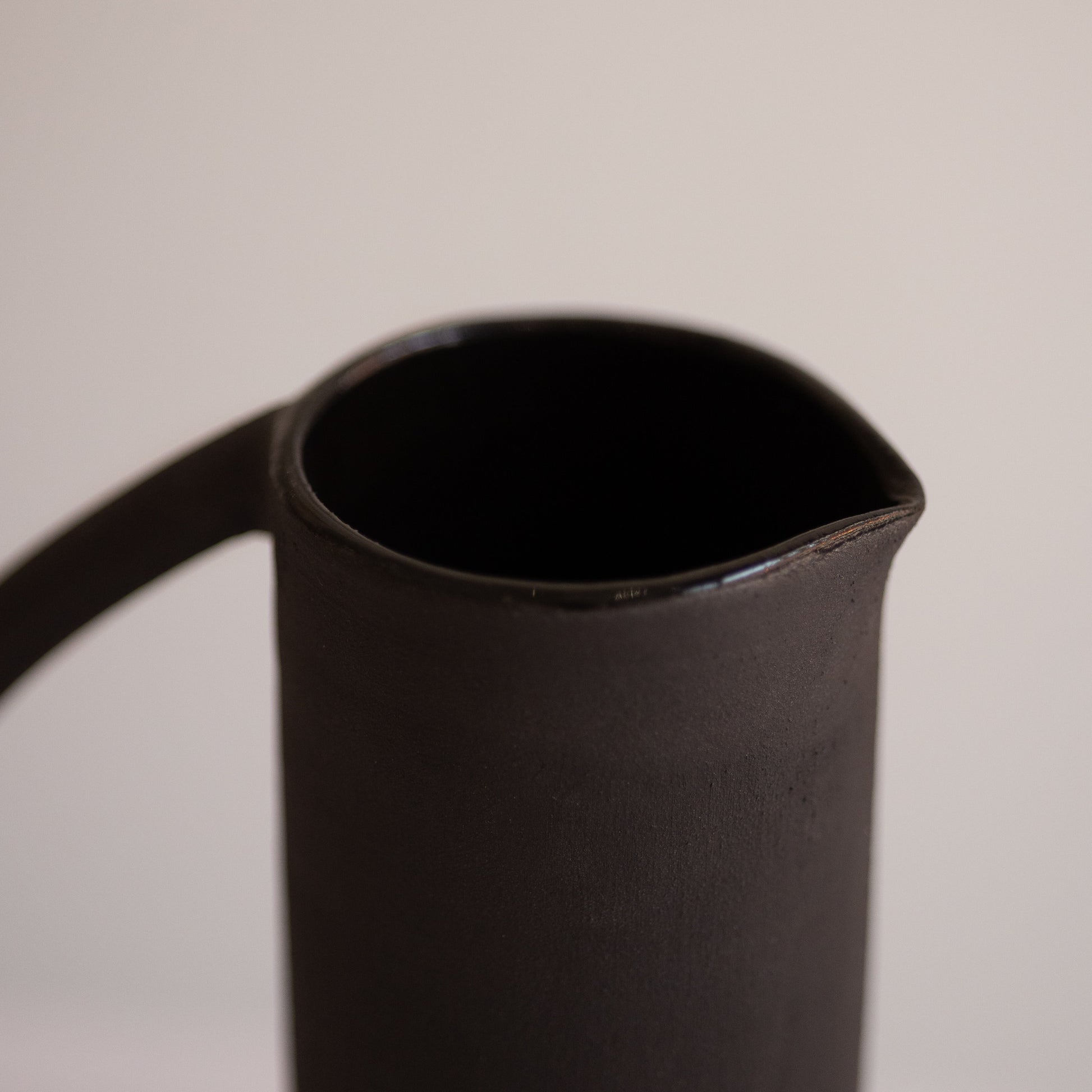 "détail de la Carafe en céramique "Half Circle" noire"