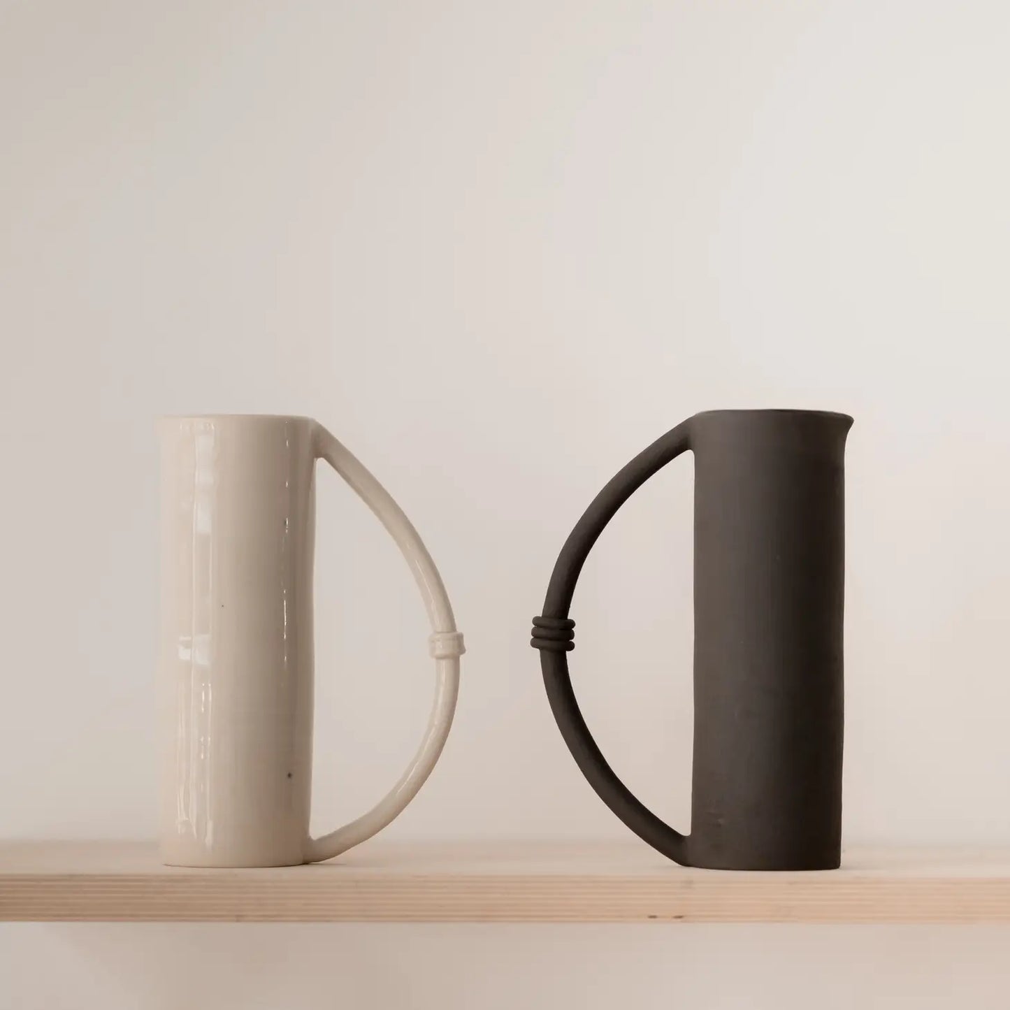 Carafe en céramique "Half Circle" noire