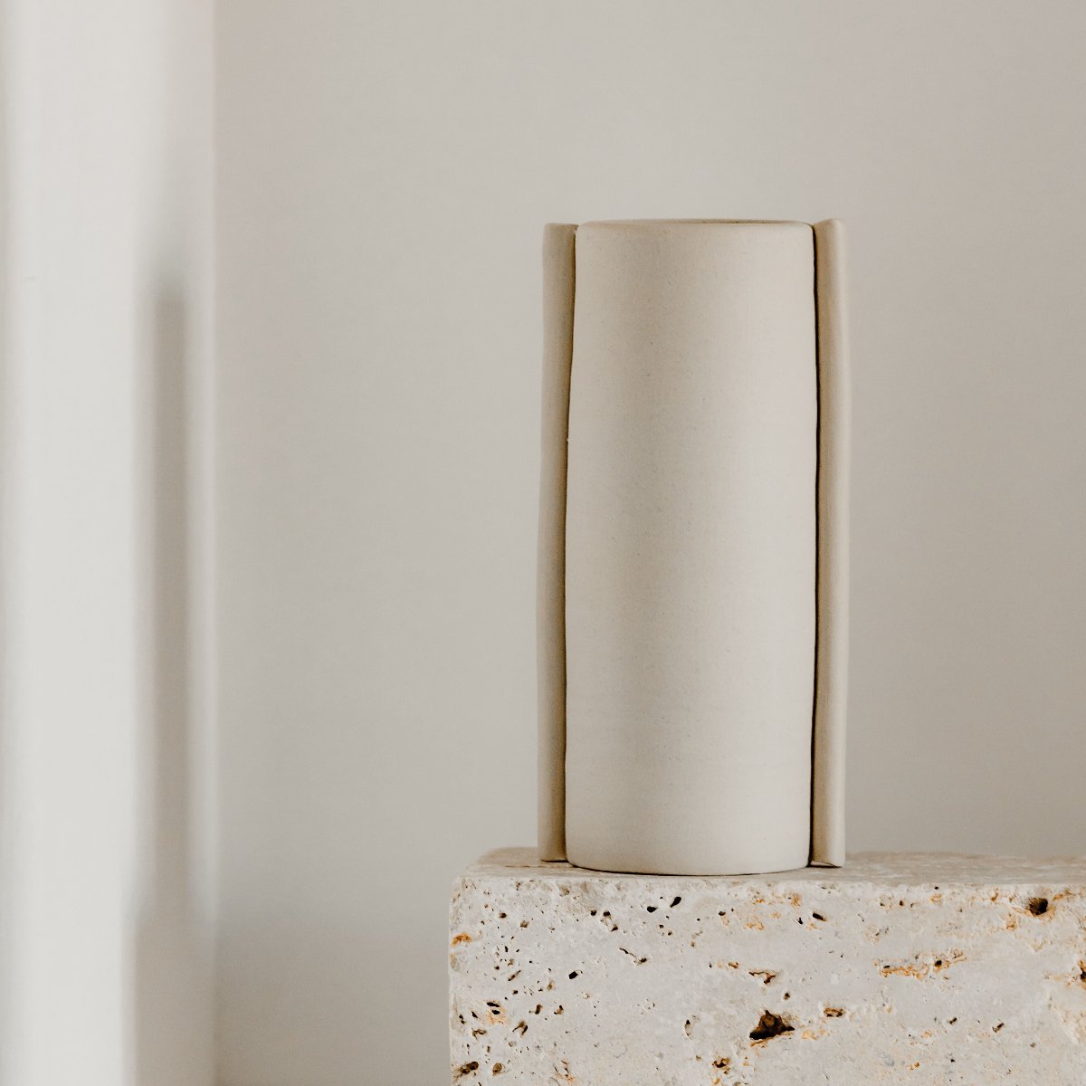 Soliflore en céramique beige Line