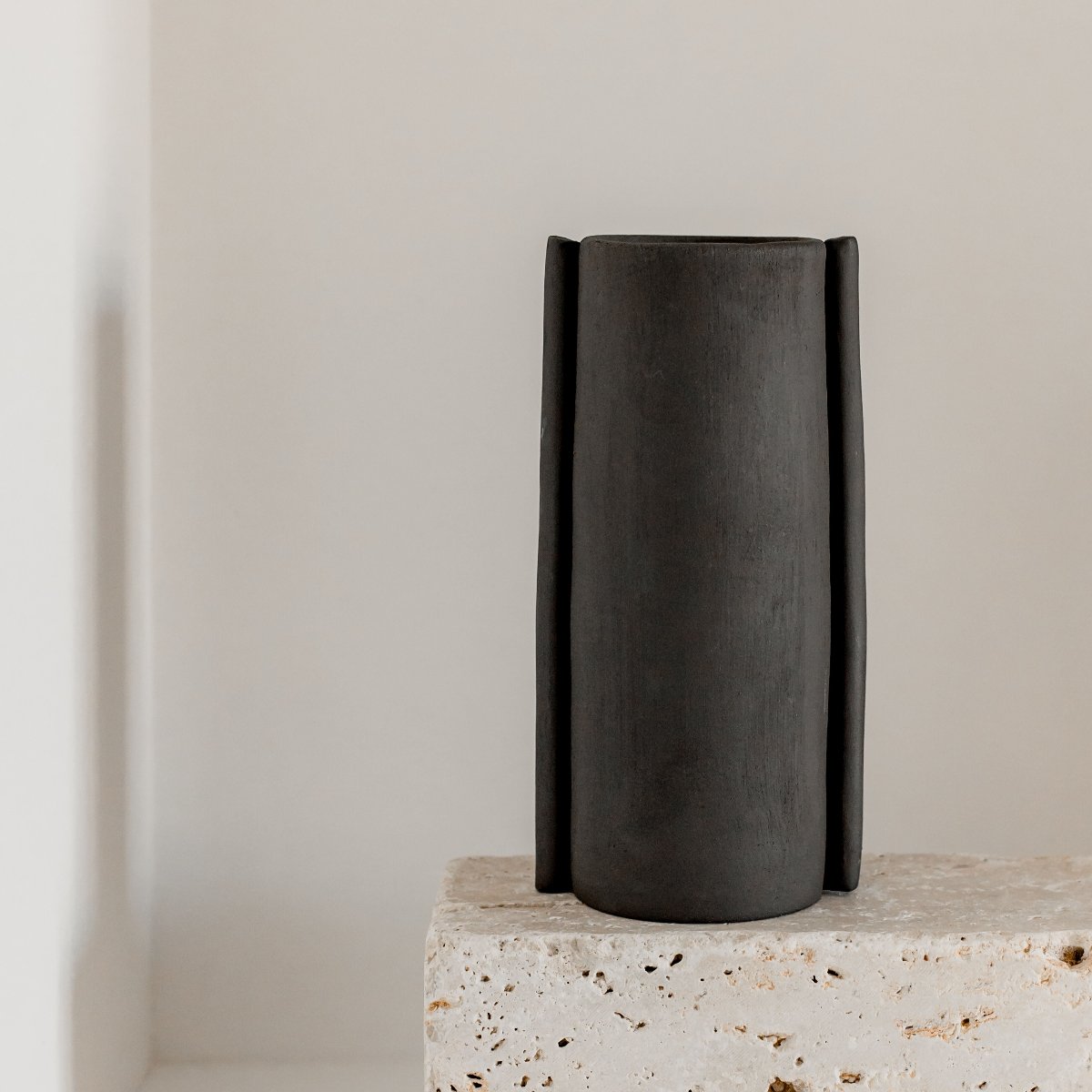 "Soliflore en céramique noire"