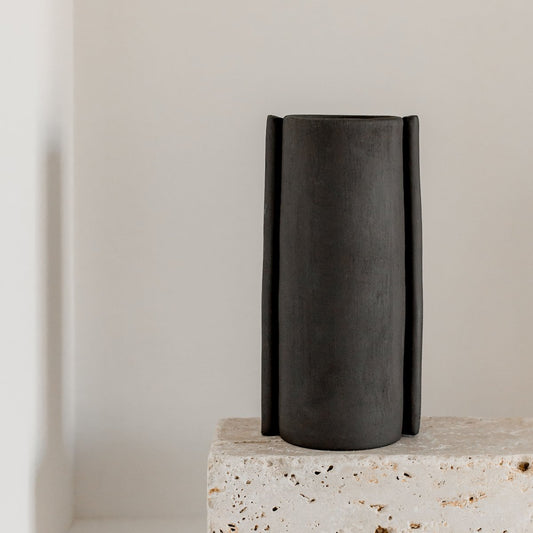 "Soliflore en céramique noire"