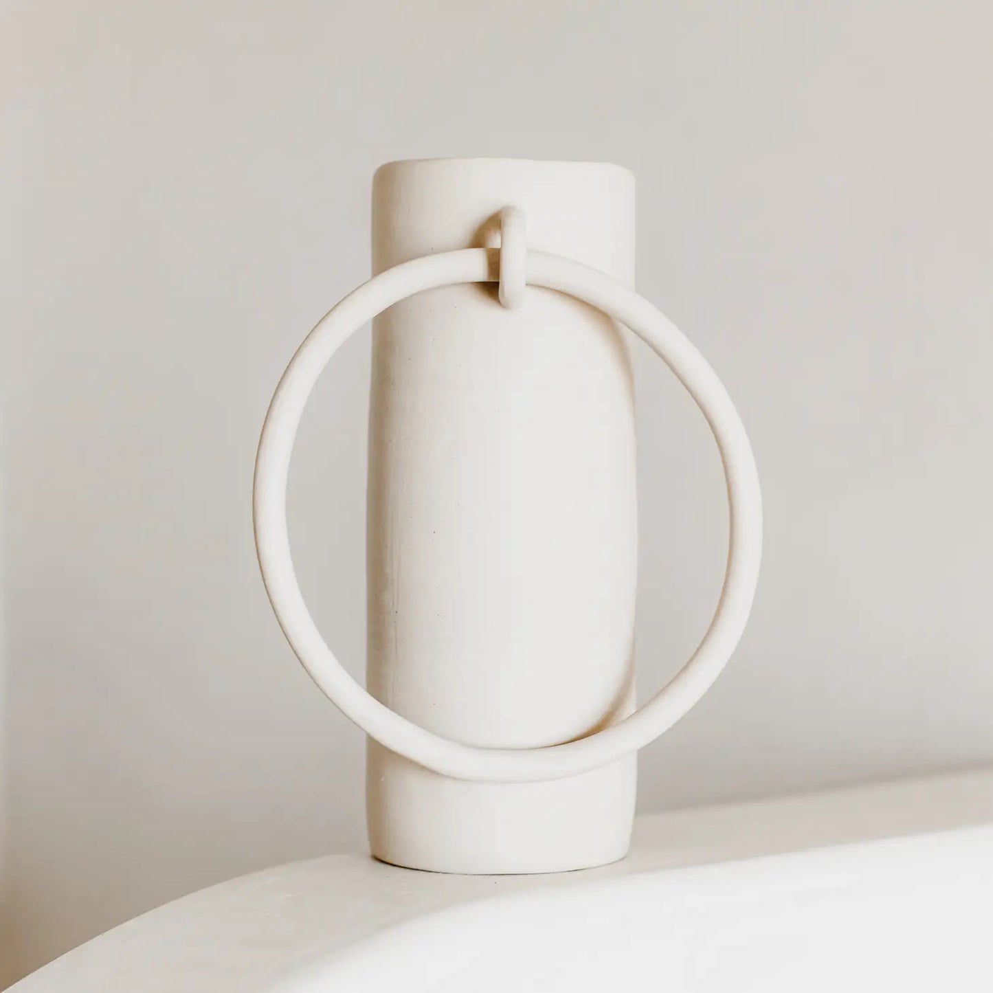 "Soliflore en céramique beige minimaliste"