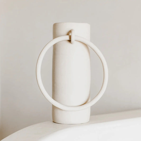 "Soliflore en céramique beige minimaliste"