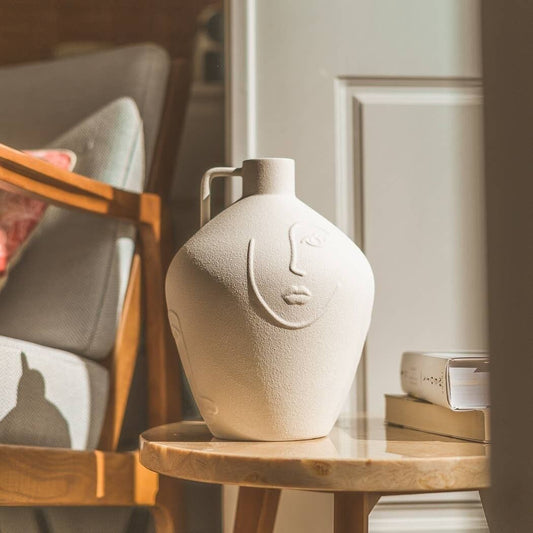 "Vase amphore blanc minimaliste avec visage sculpté"