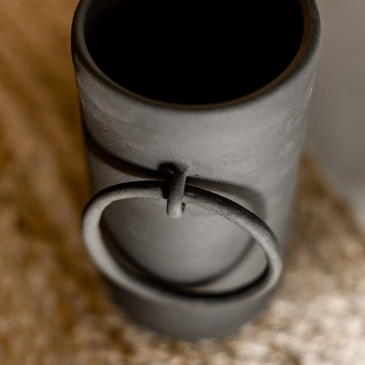 "Zoom sur l'anneau du vase noir en céramique Big Ring fait main"