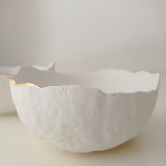 "Vide-poche en béton blanc et or"