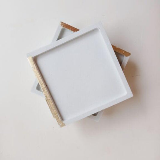 "Petit vide-poches en béton blanc et or"