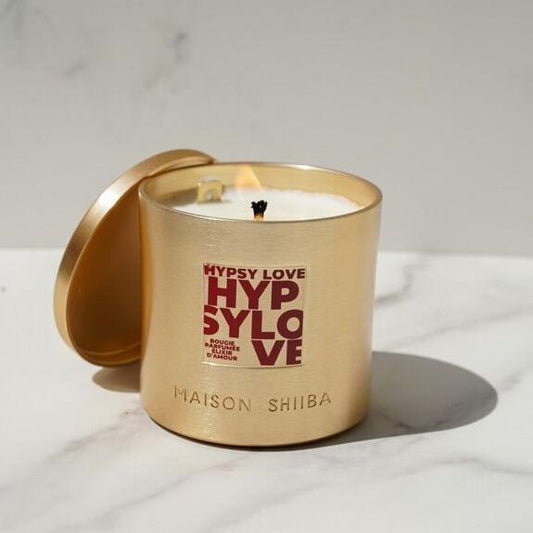 "Bougie parfumée Hypsy Love de Maison Shiiba avec un parfum de fruits rouges et caramel, dans un contenant doré"