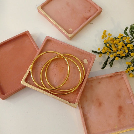 "Petit vide-poches en béton terracotta et or et bracelets bouddhistes"